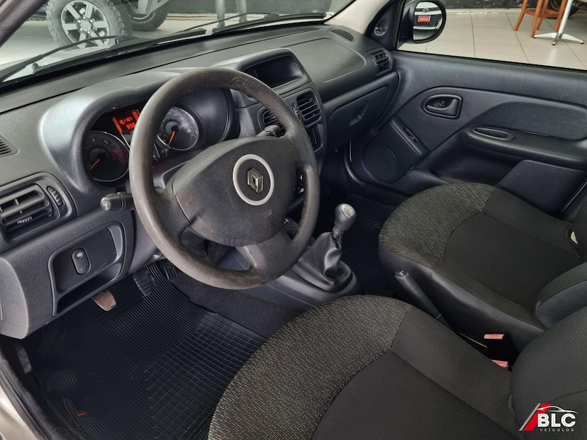 Foto do veículo RENAULT CLIO  EXPRESSION 1.0 16V HI-FLEX 4P 2014 181.106 KM 30.900,00