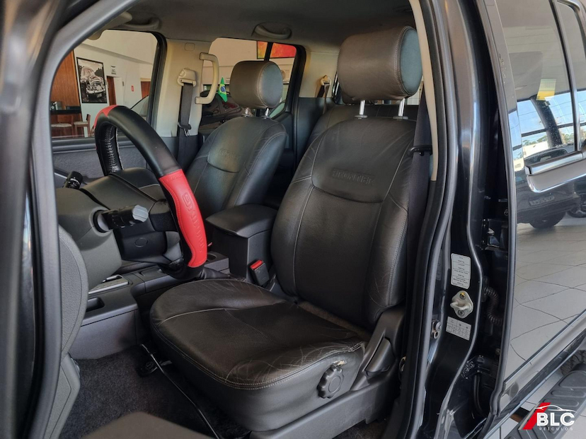 Foto do veículo NISSAN FRONTIER  SL 4X4 2014 163.171 KM 93.900,00