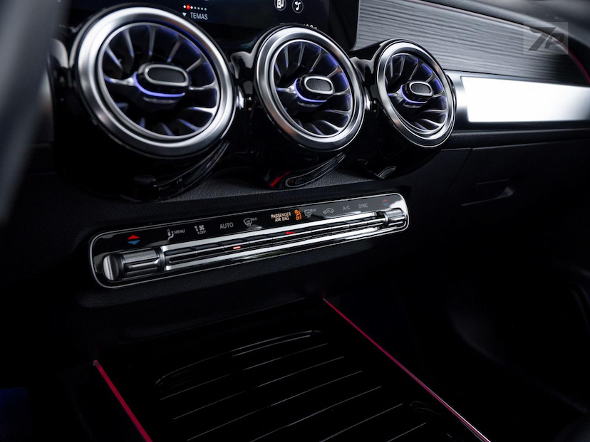 Foto do veículo MERCEDES-BENZ GLB 200 GLB200 PROG 2023 24.312 KM 299.000,00