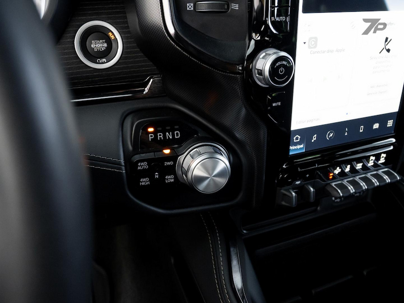 Foto do veículo RAM 1500  LIMITED HEMI 2023 27.903 KM 465.000,00