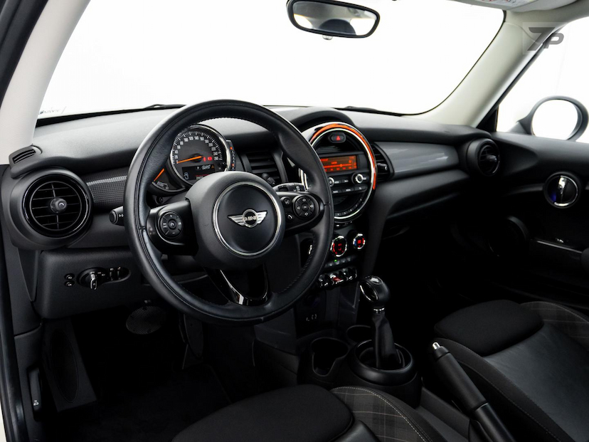 Foto do veículo MINI COOPER  1.5 TURBO 12V 3P AUT 2017 25.969 KM 96.000,00