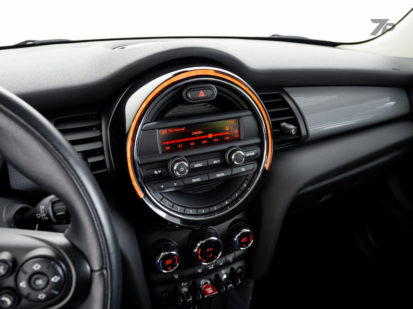 Foto do veículo MINI COOPER  1.5 TURBO 12V 3P AUT 2017 25.969 KM 96.000,00