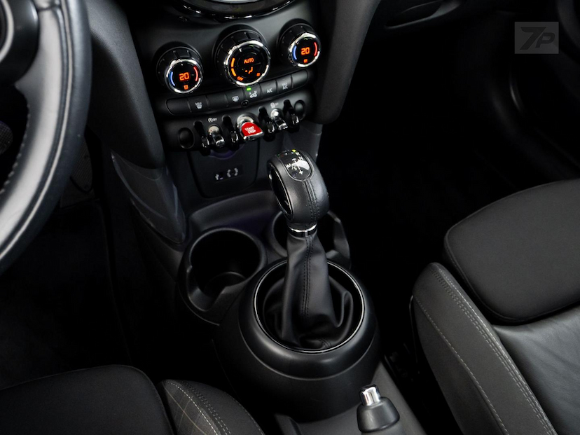Foto do veículo MINI COOPER  1.5 TURBO 12V 3P AUT 2017 25.969 KM 96.000,00