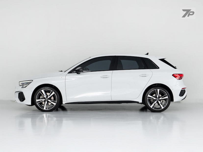 Foto do veículo AUDI A3  SPORTB. PERF. BLACK 2.0 S-TRON 2023 13.646 KM 239.800,00