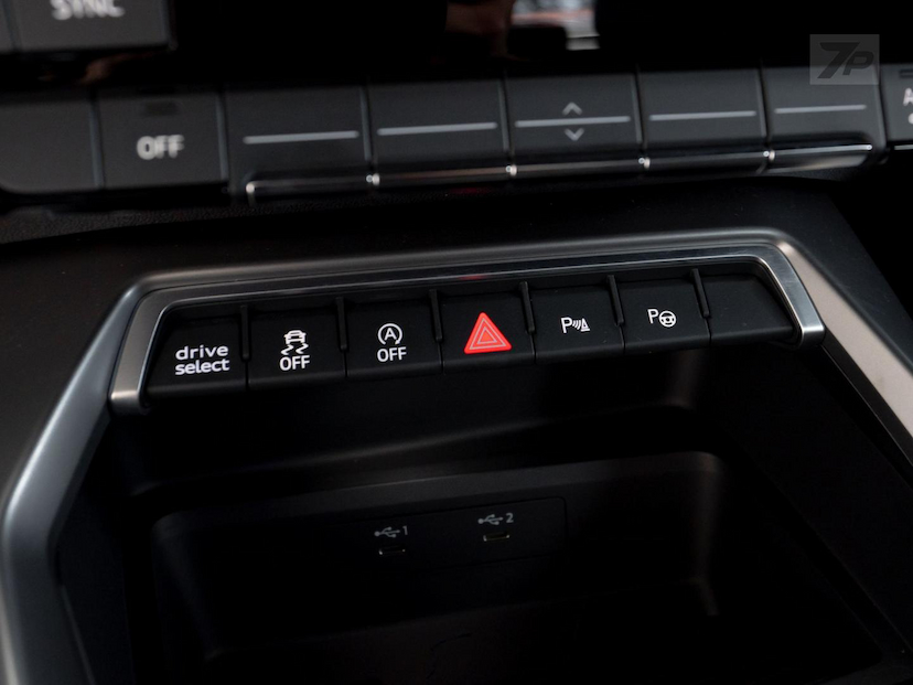 Foto do veículo AUDI A3  SPORTB. PERF. BLACK 2.0 S-TRON 2023 13.646 KM 239.800,00