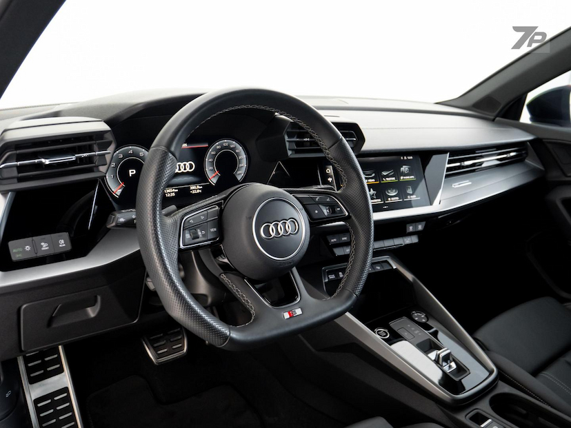 Foto do veículo AUDI A3  SPORTB. PERF. BLACK 2.0 S-TRON 2023 13.646 KM 239.800,00