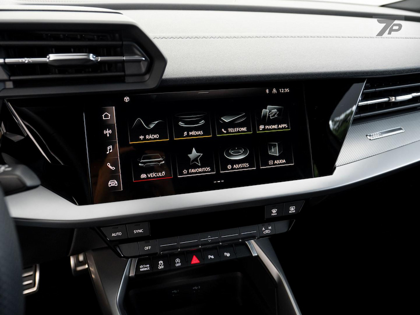 Foto do veículo AUDI A3  SPORTB. PERF. BLACK 2.0 S-TRON 2023 13.646 KM 239.800,00