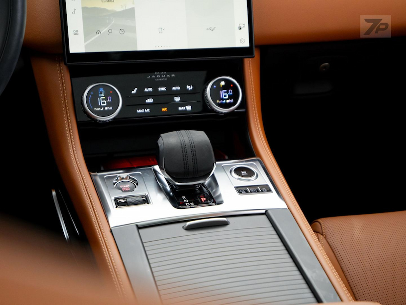 Foto do veículo JAGUAR F-PACE  PHEV R-DYNAMIC SE 2024 2.930 KM 468.000,00