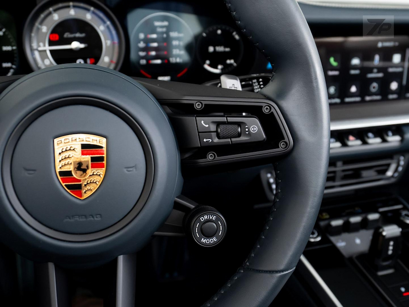 Foto do veículo PORSCHE 911  TURBO CAB 2024 988 KM 1.680.000,00