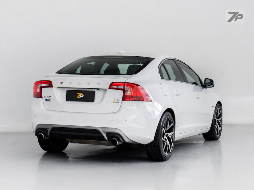 Foto do veículo VOLVO S60  2.0 T6 R-DES 2016 65.932 KM 119.500,00
