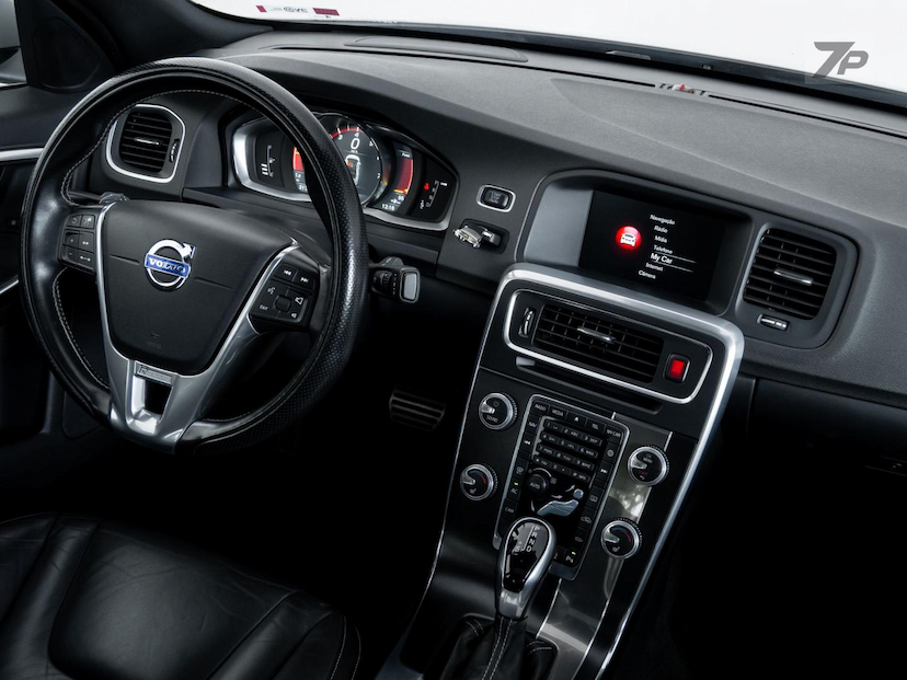 Foto do veículo VOLVO S60  2.0 T6 R-DES 2016 65.932 KM 119.500,00