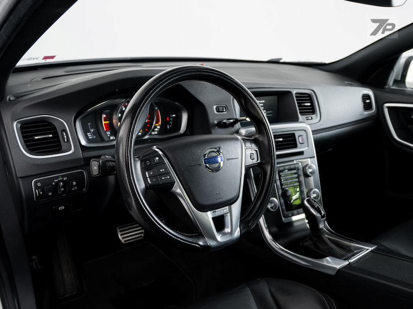 Foto do veículo VOLVO S60  2.0 T6 R-DES 2016 65.932 KM 119.500,00
