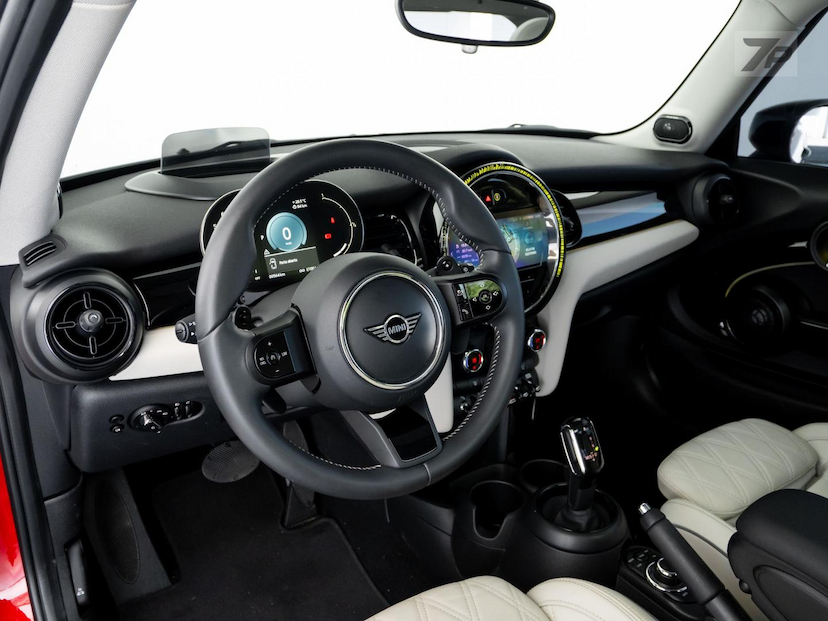 Foto do veículo MINI COOPER MINI  S 3P TOP 2023 9.564 KM 198.000,00