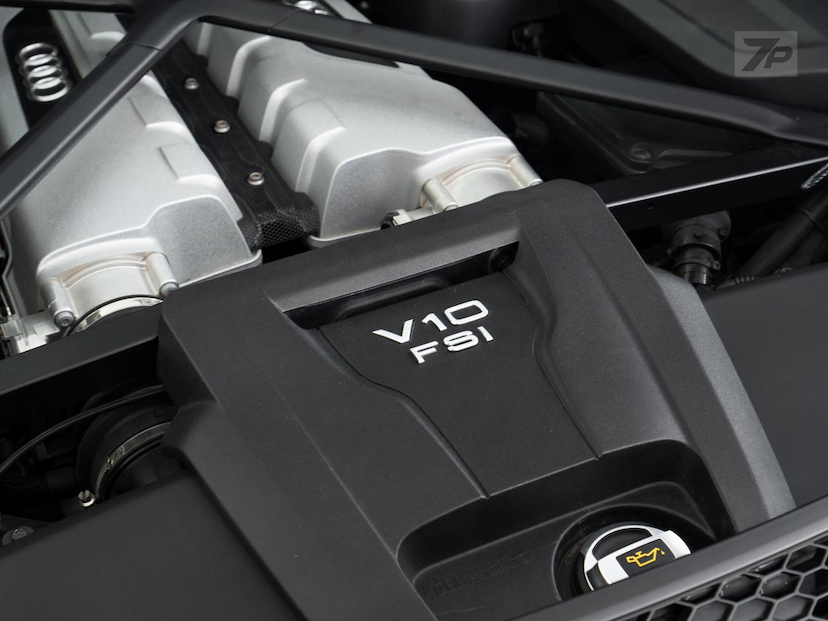 Foto do veículo AUDI R8  CP 5.2FSI P 2021 12.181 KM 1.639.000,00