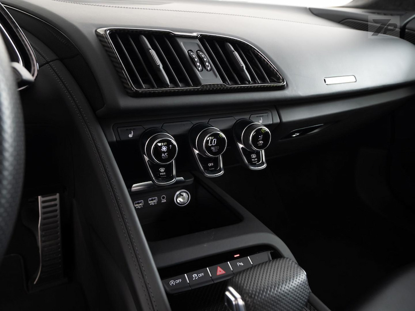 Foto do veículo AUDI R8  CP 5.2FSI P 2021 12.181 KM 1.639.000,00