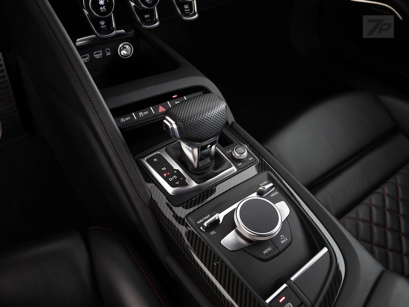 Foto do veículo AUDI R8  CP 5.2FSI P 2021 12.181 KM 1.639.000,00