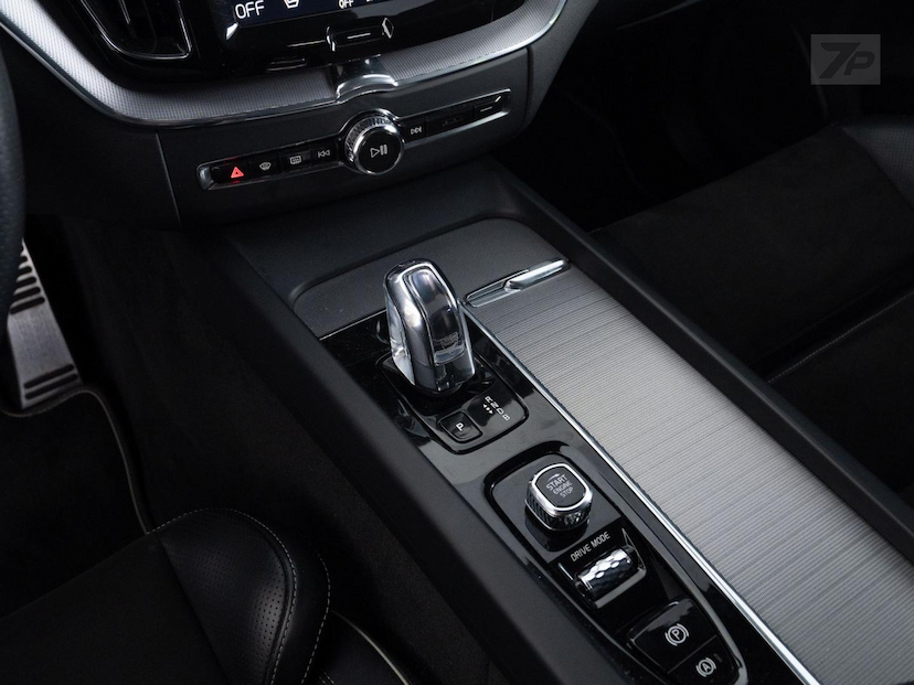 Foto do veículo VOLVO XC60 XC60 T-8 R-DESIGN 2.0 2019 59.639 KM 208.500,00