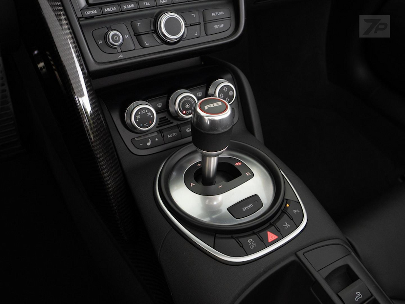 Foto do veículo AUDI R8  5.2 FSI V10 40V QUATTRO SPYDER 2011 4.701 KM 835.000,00