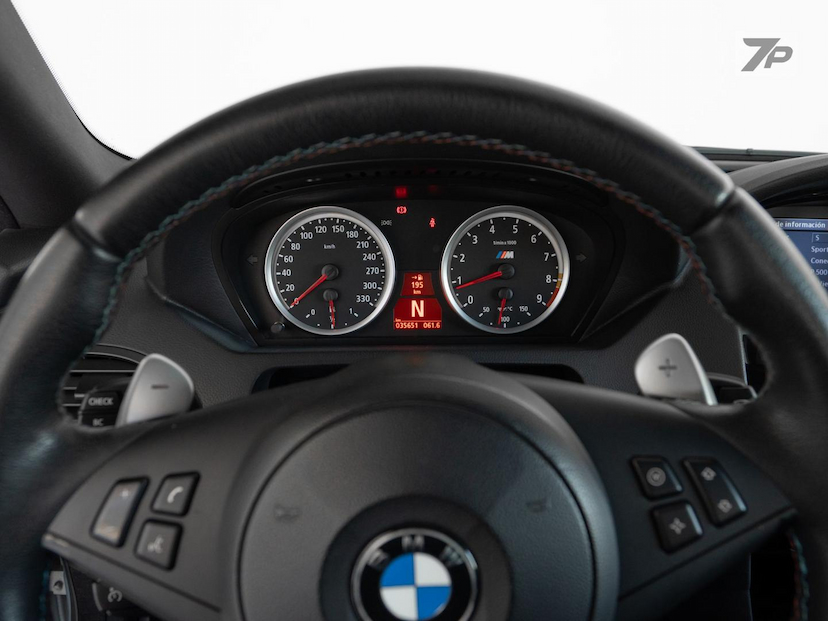Foto do veículo BMW M6  5.0 V-10 40V 2P 2006 35.362 KM 358.500,00