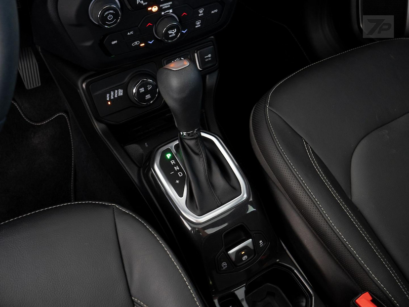 Foto do veículo JEEP RENEGADE  S T2704X4T 2023 28.200 KM 125.900,00