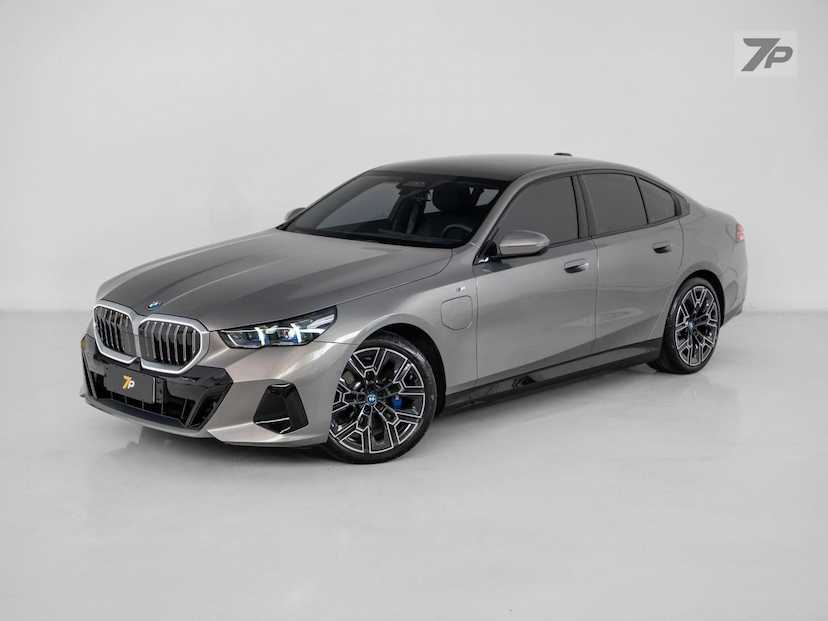 Foto do veículo BMW 530I 530E M SPORT 2025 3.360 KM 498.500,00