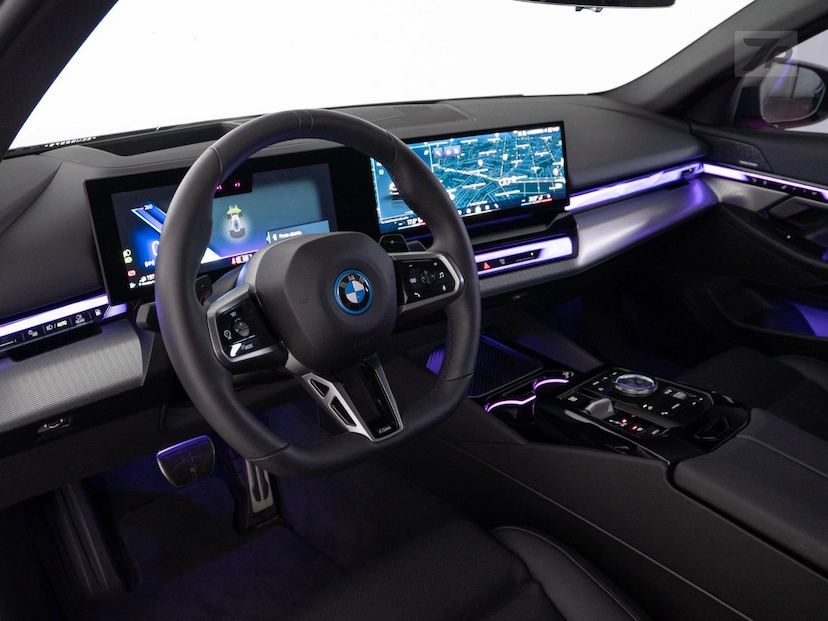 Foto do veículo BMW 530I 530E M SPORT 2025 3.360 KM 498.500,00