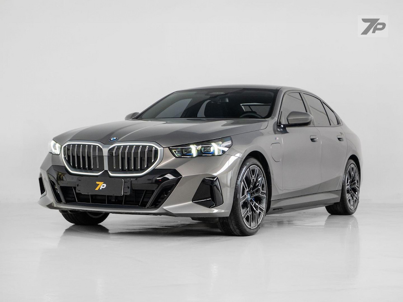 Foto do veículo BMW 530I 530E M SPORT 2025 3.360 KM 498.500,00