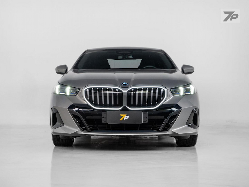 Foto do veículo BMW 530I 530E M SPORT 2025 3.360 KM 498.500,00