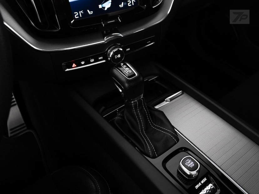 Foto do veículo VOLVO XC60  2.0T5 R-DES 2018 52.686 KM 199.000,00