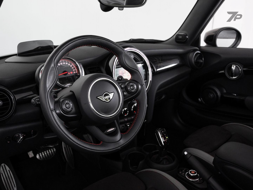 Foto do veículo MINI JOHN COOPER WORKS CABRIO JCW 2020 31.490 KM 207.000,00