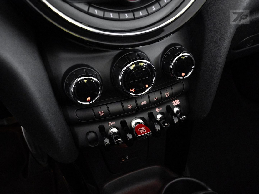 Foto do veículo MINI JOHN COOPER WORKS CABRIO JCW 2020 31.490 KM 207.000,00