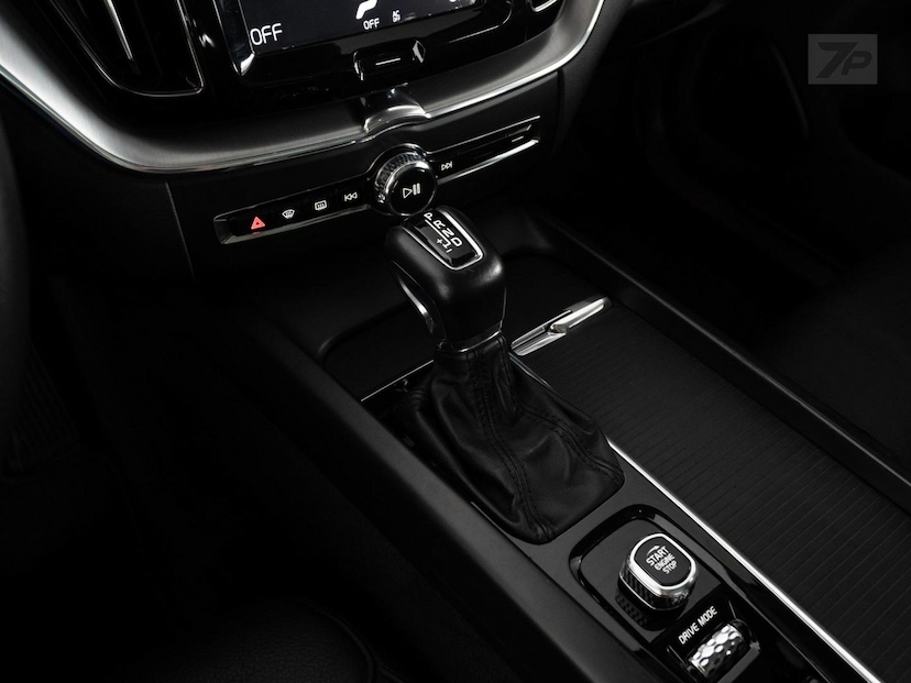 Foto do veículo VOLVO XC60  D5 MOMENTUM 2020 74.000 KM 174.900,00