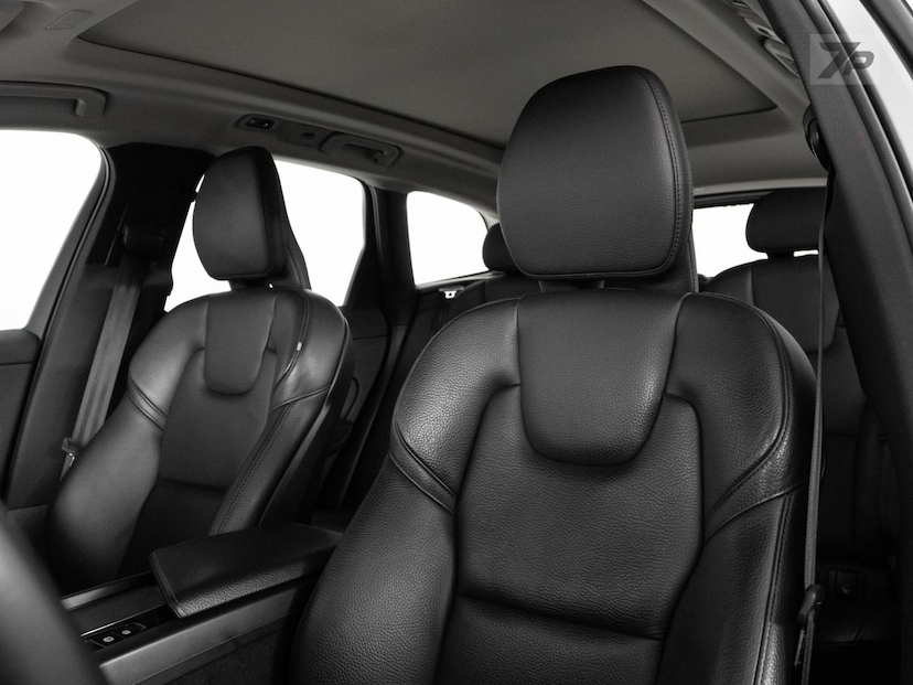 Foto do veículo VOLVO XC60  D5 MOMENTUM 2020 74.000 KM 174.900,00