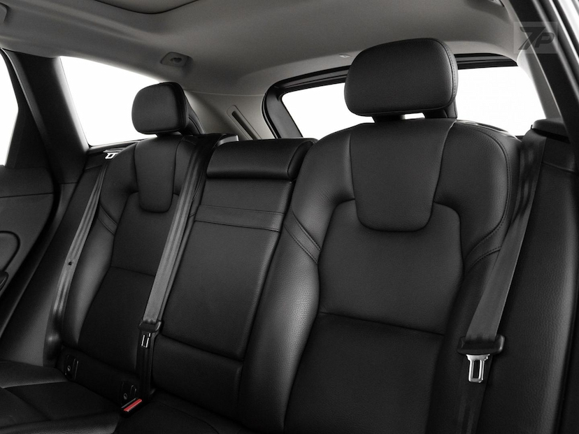Foto do veículo VOLVO XC60  D5 MOMENTUM 2020 74.000 KM 174.900,00