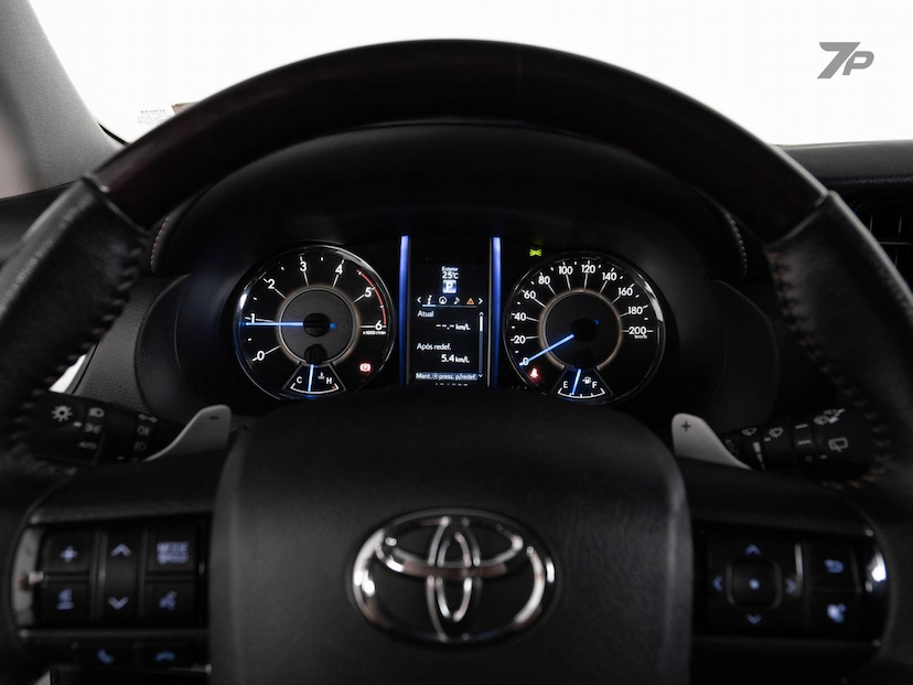 Foto do veículo TOYOTA HILUX  SWSRXA4FD 2017 121.900 KM 219.800,00