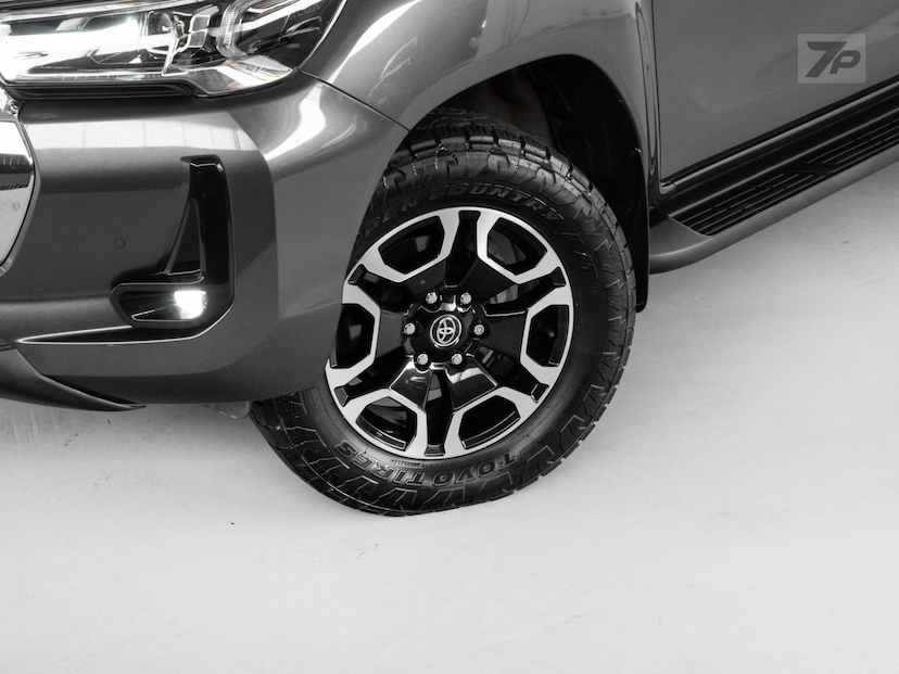Foto do veículo TOYOTA HILUX  2.8 SRX 4X4 2.8 TDI 16V DIESEL AUT 2023 74.085 KM 248.500,00