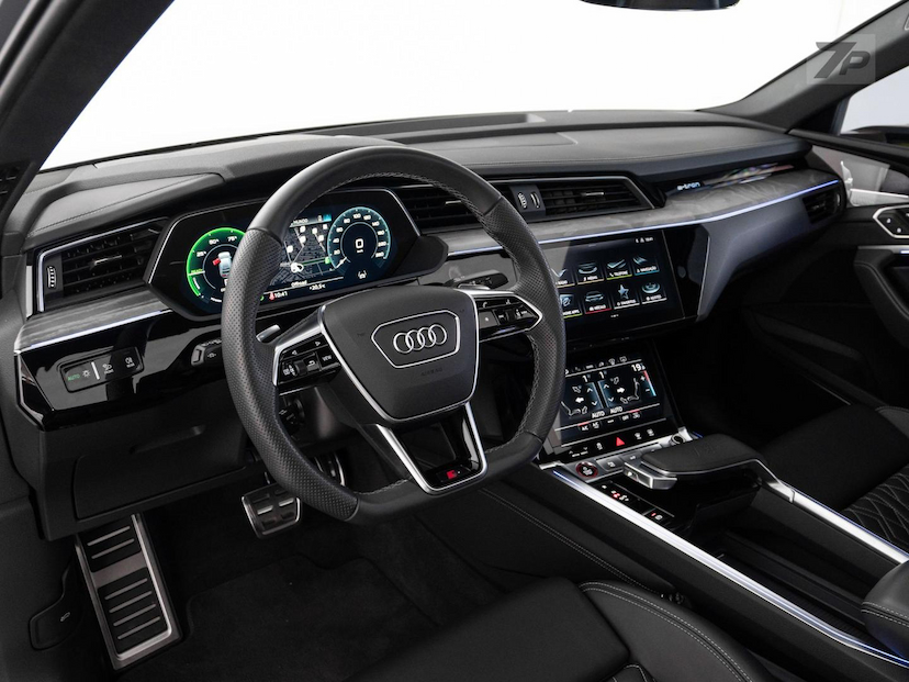 Foto do veículo AUDI SQ8  SPORTBACK E-TRON QUATTRO (ELÉTRICO) 2024 14.260 KM 519.500,00