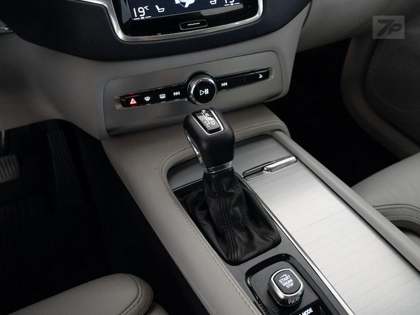 Foto do veículo VOLVO XC90  T6 MOMENTUM 2018 73.900 KM 169.000,00