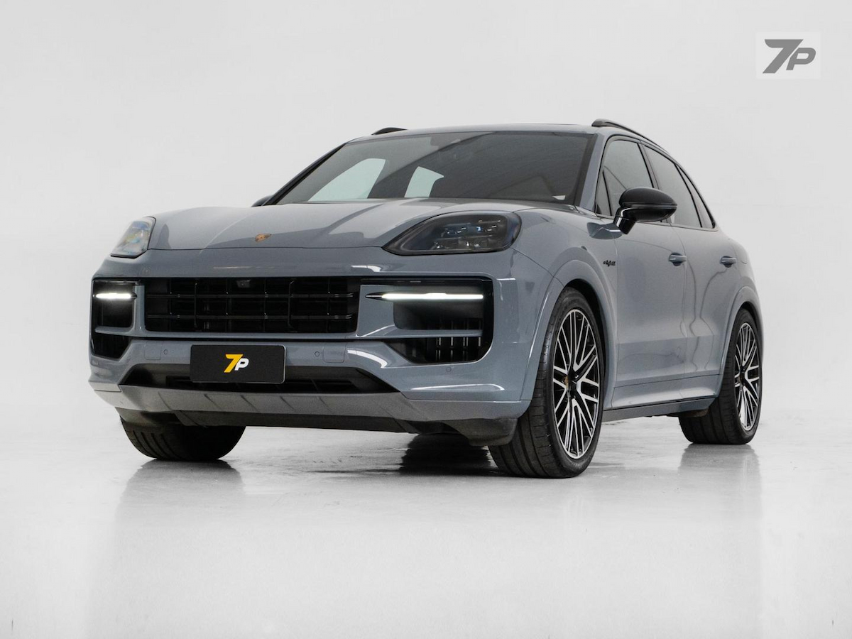 Foto do veículo PORSCHE CAYENNE  PHEV 2024/2024 36.994 KM R$ 699.000,00