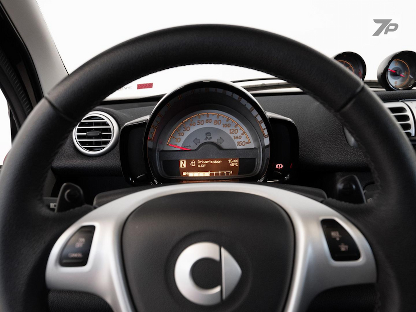Foto do veículo SMART FORTWO  COUPE 62 2013 25.712 KM 77.900,00