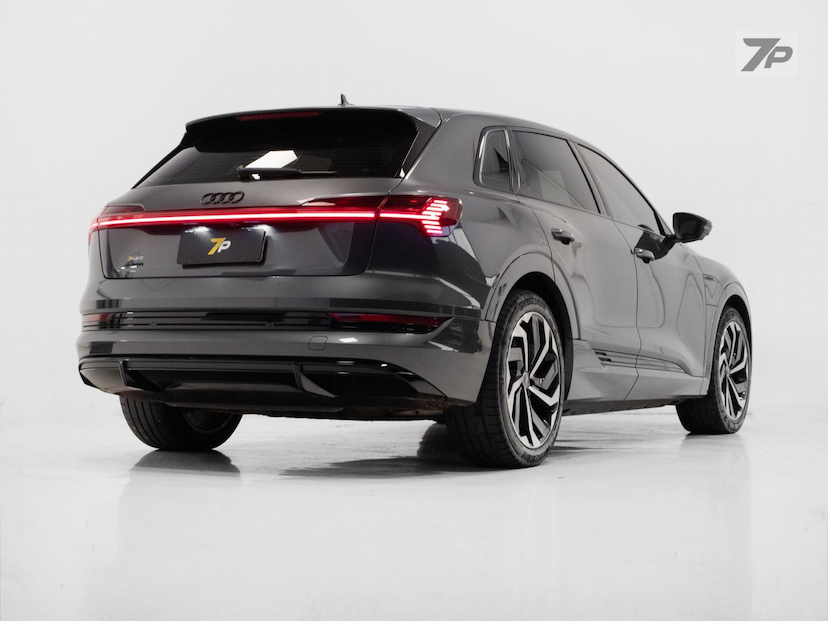 Foto do veículo AUDI E-TRON  2023 31.728 KM R$ 298.500,00
