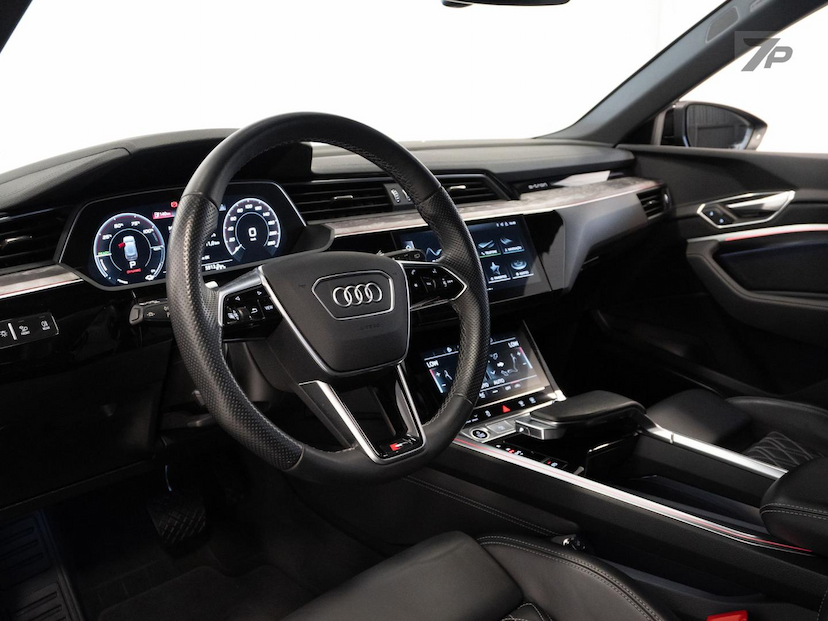 Foto do veículo AUDI E-TRON  2023 31.728 KM R$ 298.500,00