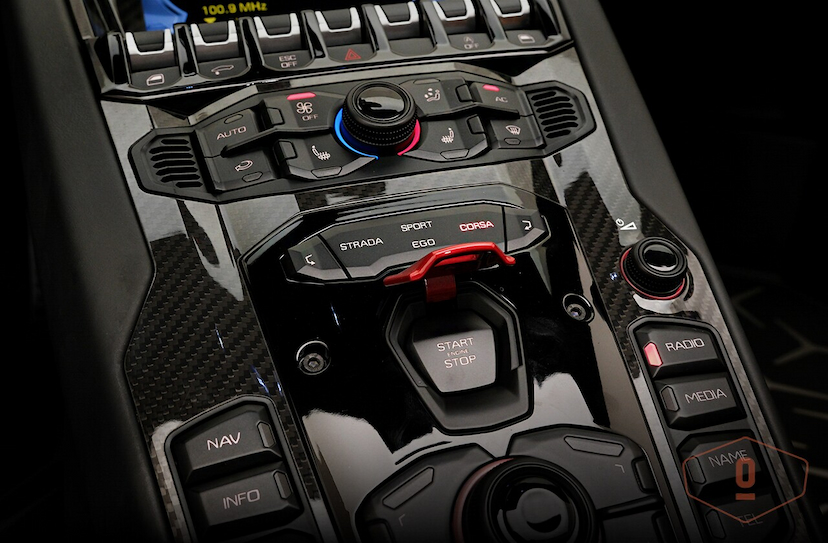 Foto do veículo LAMBORGHINI AVENTADOR SVJ ROADSTER 2020 3 KM 8.900.000,00