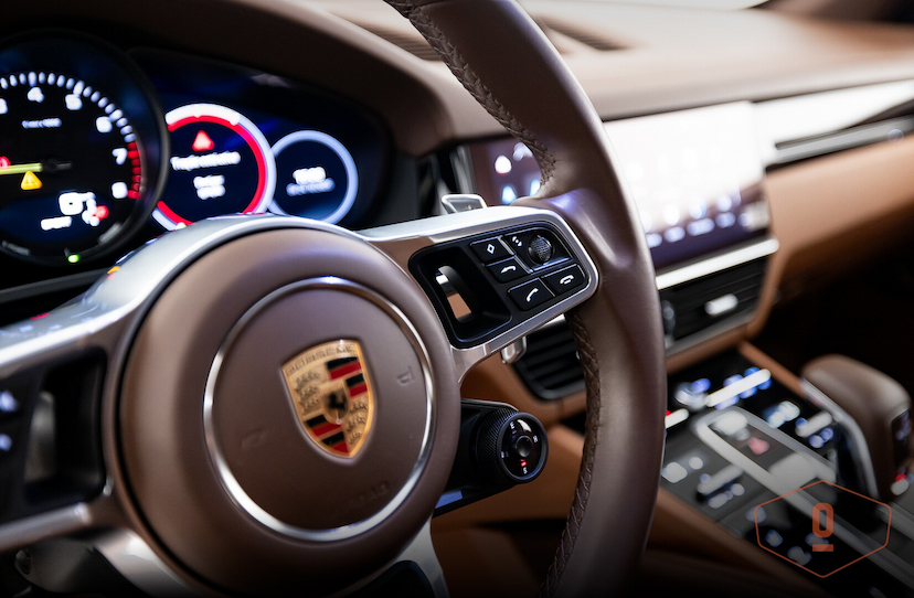 Foto do veículo PORSCHE CAYENNE E-HYBRID PLATINUM EDITION 2023 24.318 KM 690.000,00