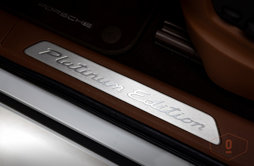 Foto do veículo PORSCHE CAYENNE E-HYBRID PLATINUM EDITION 2023 24.318 KM 690.000,00