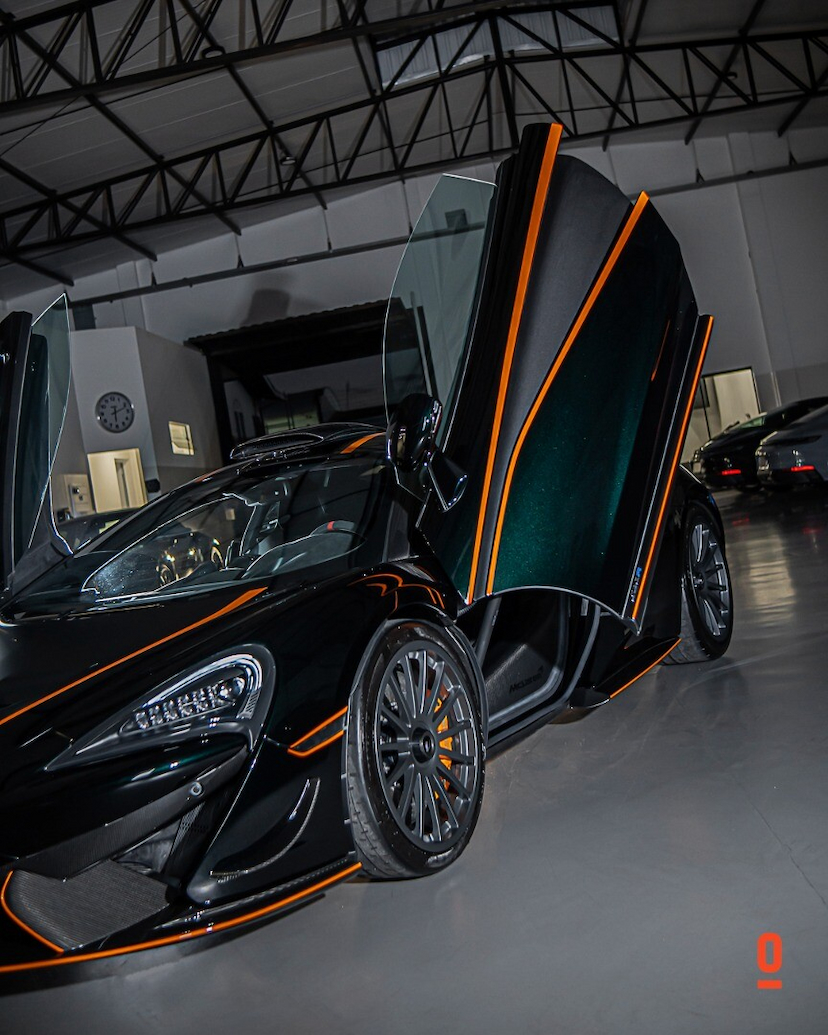Foto do veículo MCLAREN 620R   2020 609 KM 3.390.000,00
