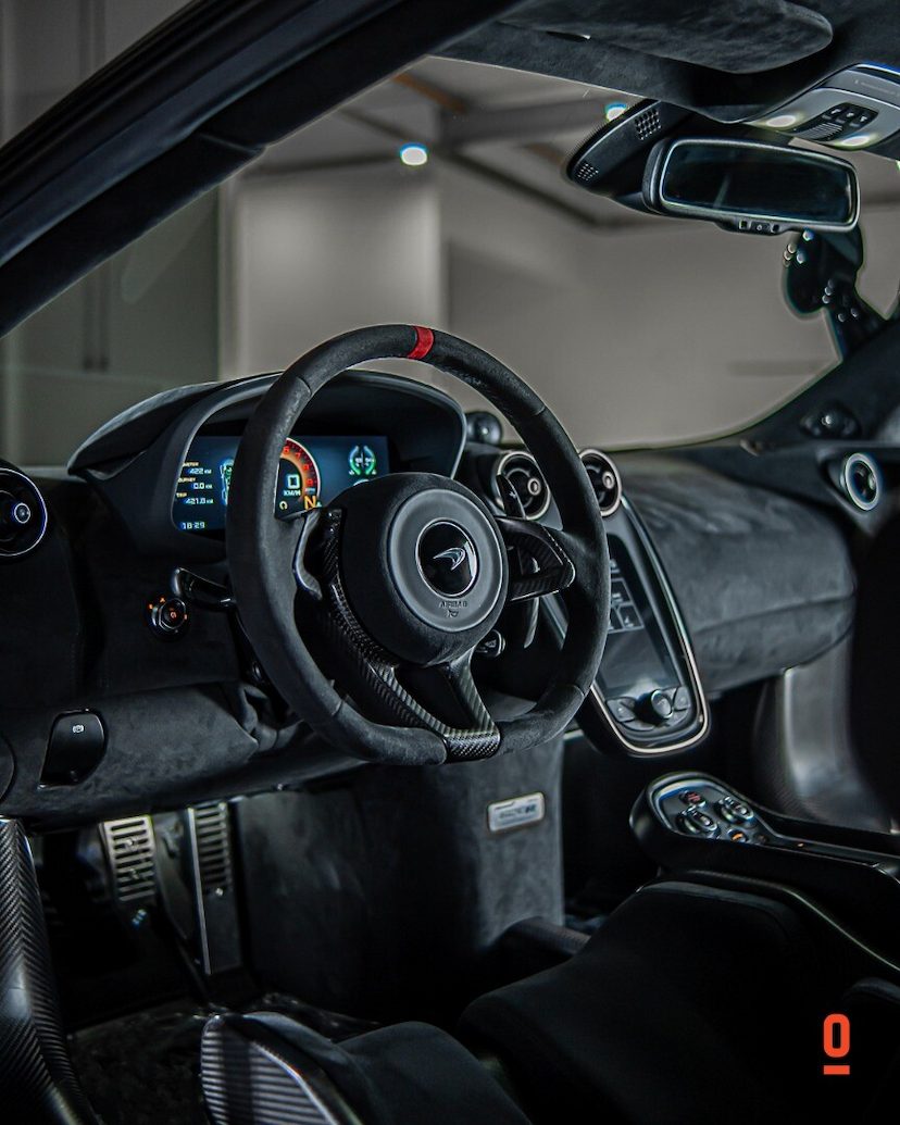 Foto do veículo MCLAREN 620R   2020 609 KM 3.390.000,00