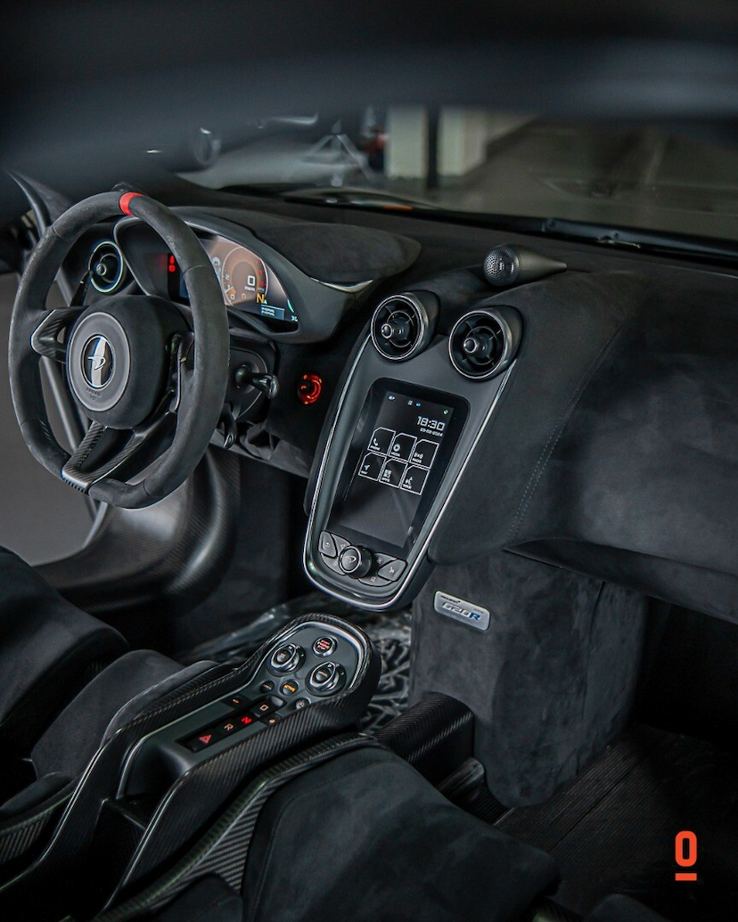 Foto do veículo MCLAREN 620R   2020 609 KM 3.390.000,00