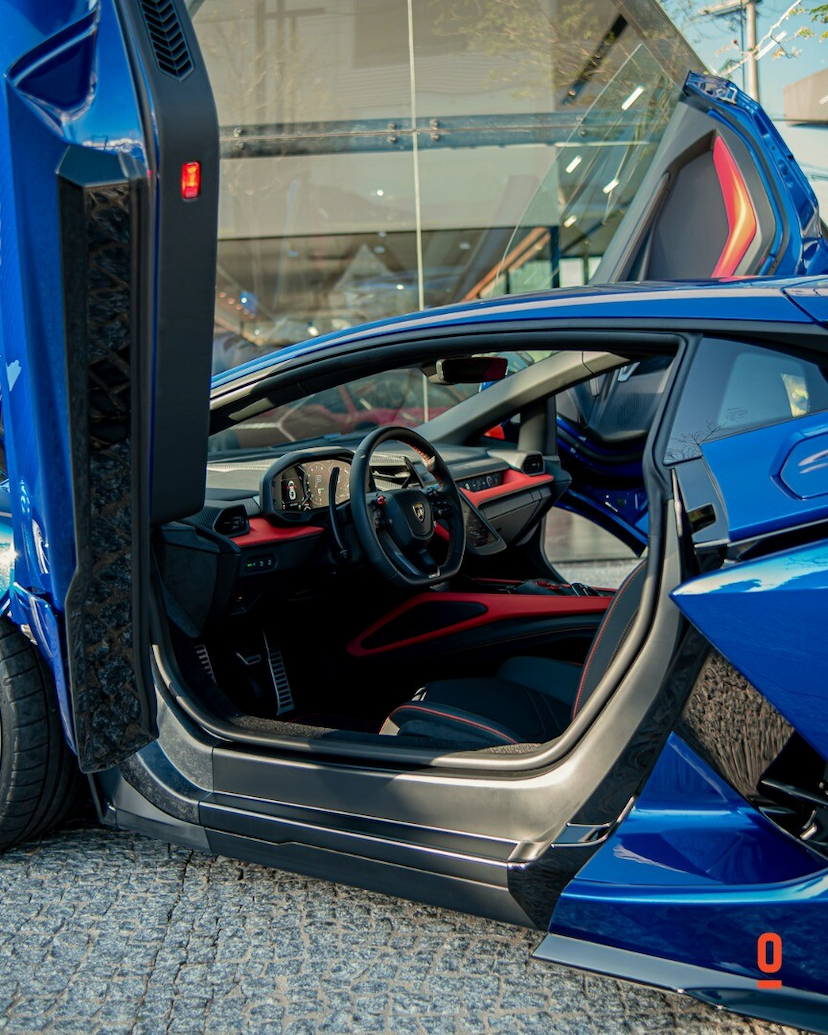 Foto do veículo LAMBORGHINI REVUELTO   2024 1.069 KM 7.900.000,00
