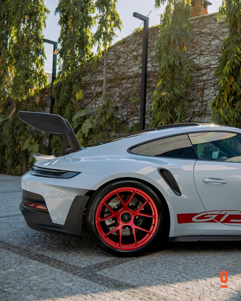 Foto do veículo PORSCHE 911 GT3 RS 2023 5.445 KM 3.100.000,00